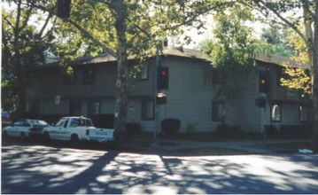 Waverly Court in Sacramento, CA - Building Photo - Building Photo