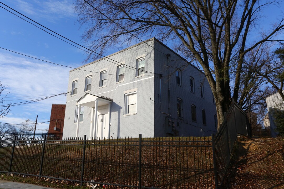 3141 Buena Vista Ter SE in Washington, DC - Foto de edificio