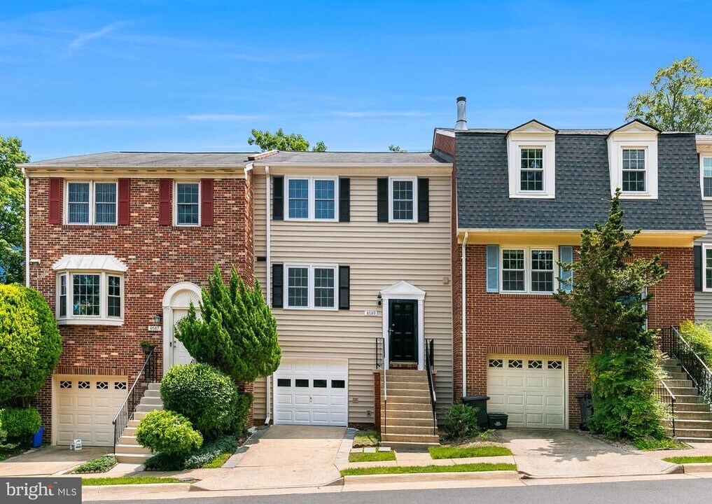 8589 Raglan Rd in Vienna, VA - Building Photo