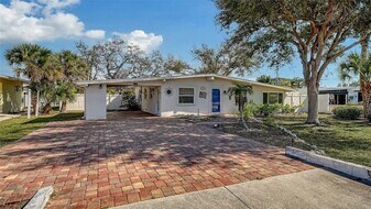 817 Harbor Dr S in Venice, FL - Building Photo