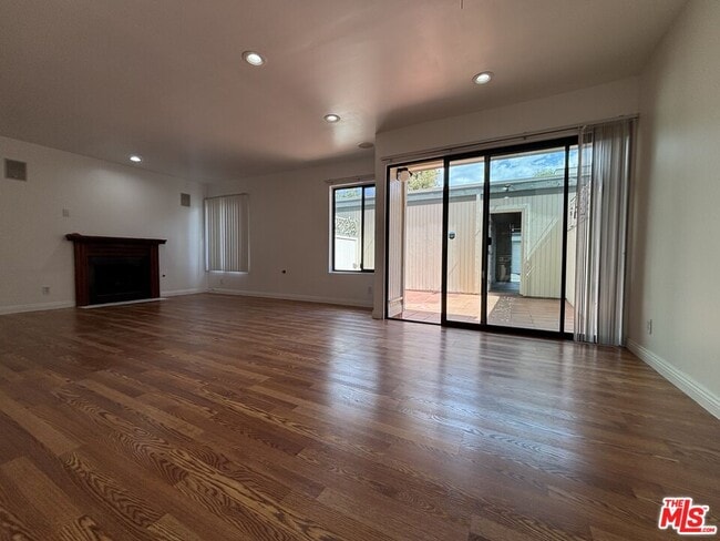 10574 Sunland Blvd in Los Angeles, CA - Building Photo - Building Photo