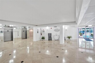 1000 Parkview Dr, Unit 801 in Hallandale Beach, FL - Building Photo - Building Photo