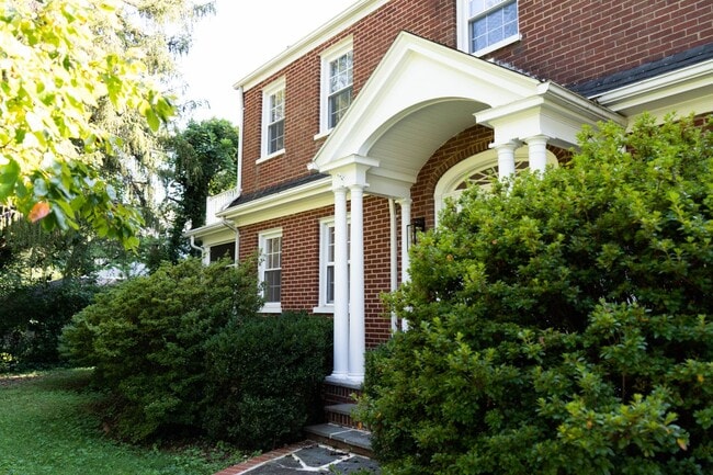 2001 Ivy Rd in Charlottesville, VA - Building Photo - Building Photo