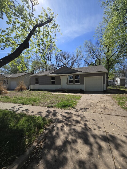 1121 Luther E in Wichita, KS - Building Photo