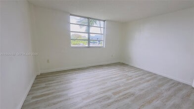 2841 NE 163rd St in North Miami Beach, FL - Building Photo - Building Photo