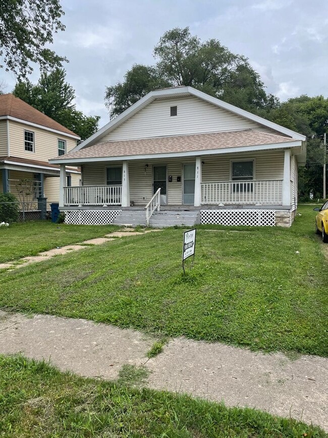 property at 813-813 W Poplar St