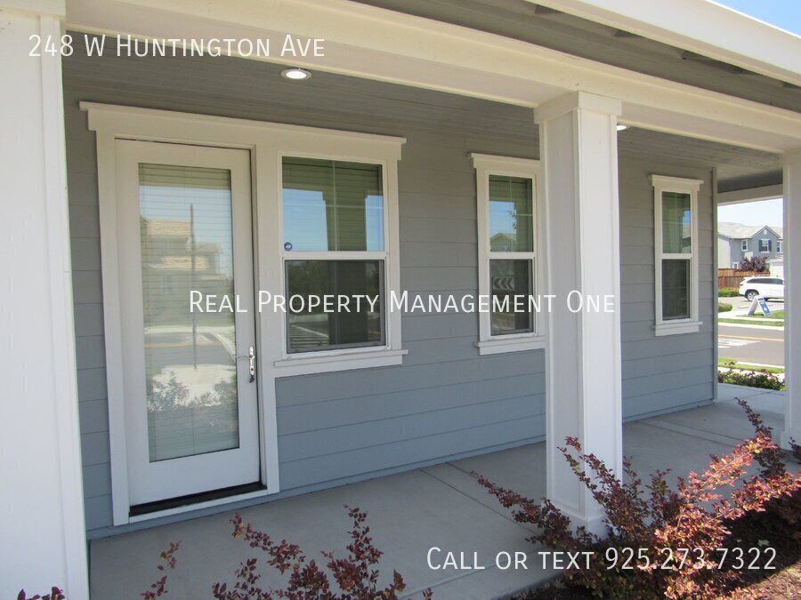 248 W Huntington Ave in Tracy, CA - Building Photo