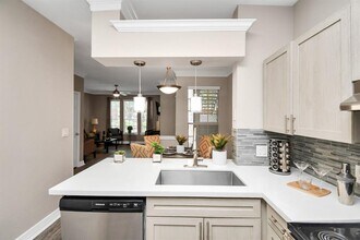 3225 Woodland Park Dr in Houston, TX - Building Photo - Building Photo