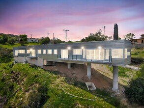 990 Alta Vista Rd in Simi Valley, CA - Foto de edificio - Building Photo