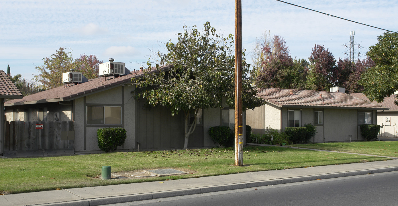 2541-2577 N Winton Way in Atwater, CA - Building Photo