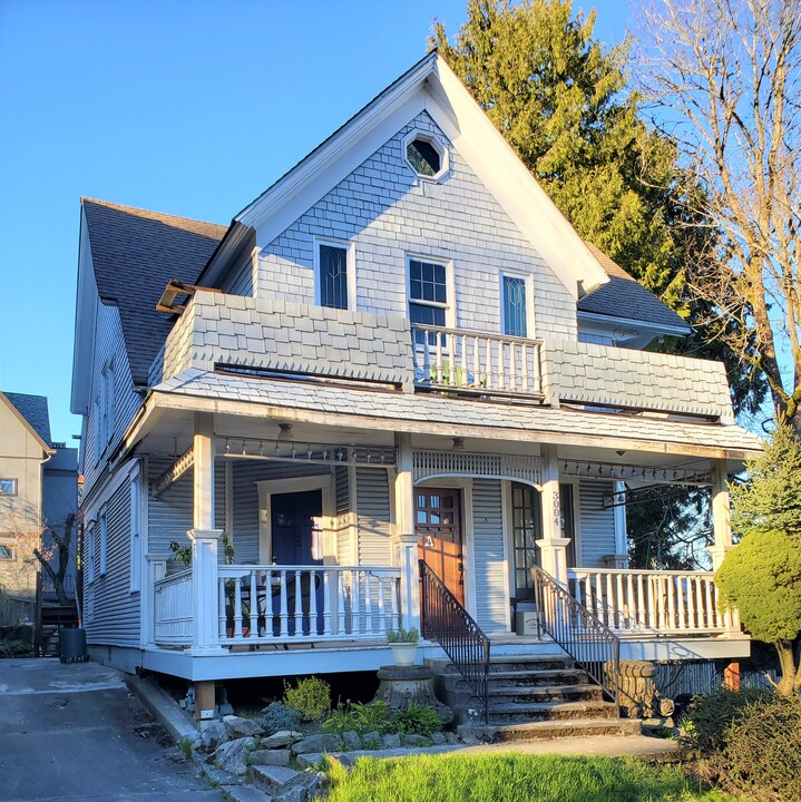 3004 E Yesler Way in Seattle, WA - Building Photo