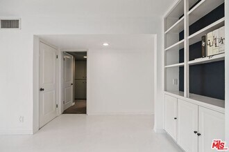 949 Kings Rd in West Hollywood, CA - Foto de edificio - Building Photo