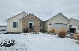 3030 Devonwood Dr in Ammon, ID - Building Photo