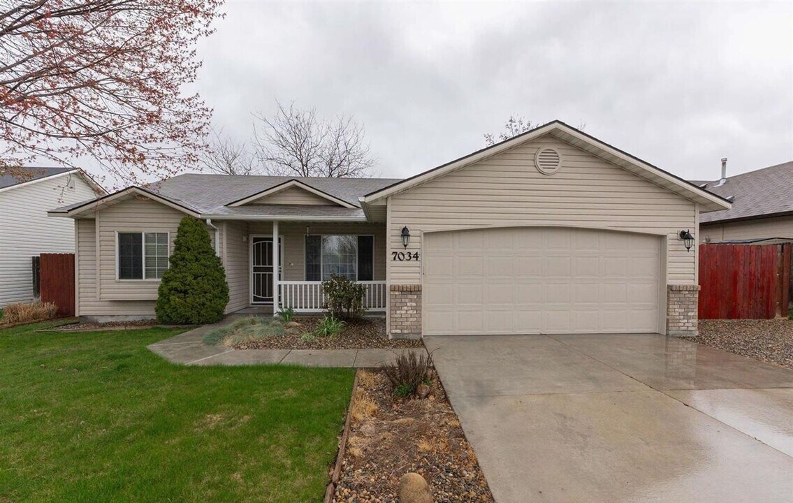 7034 E Canterbury Ln in Nampa, ID - Building Photo