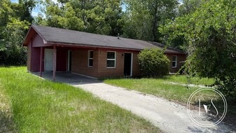 564 State St in Jesup, GA - Building Photo