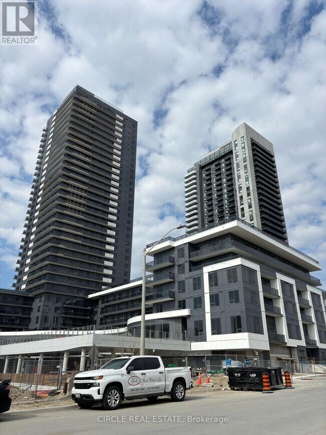 5105 Hurontario St in Mississauga, ON - Building Photo - Building Photo