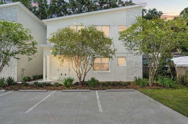 property at 4206 N Manhattan Ave