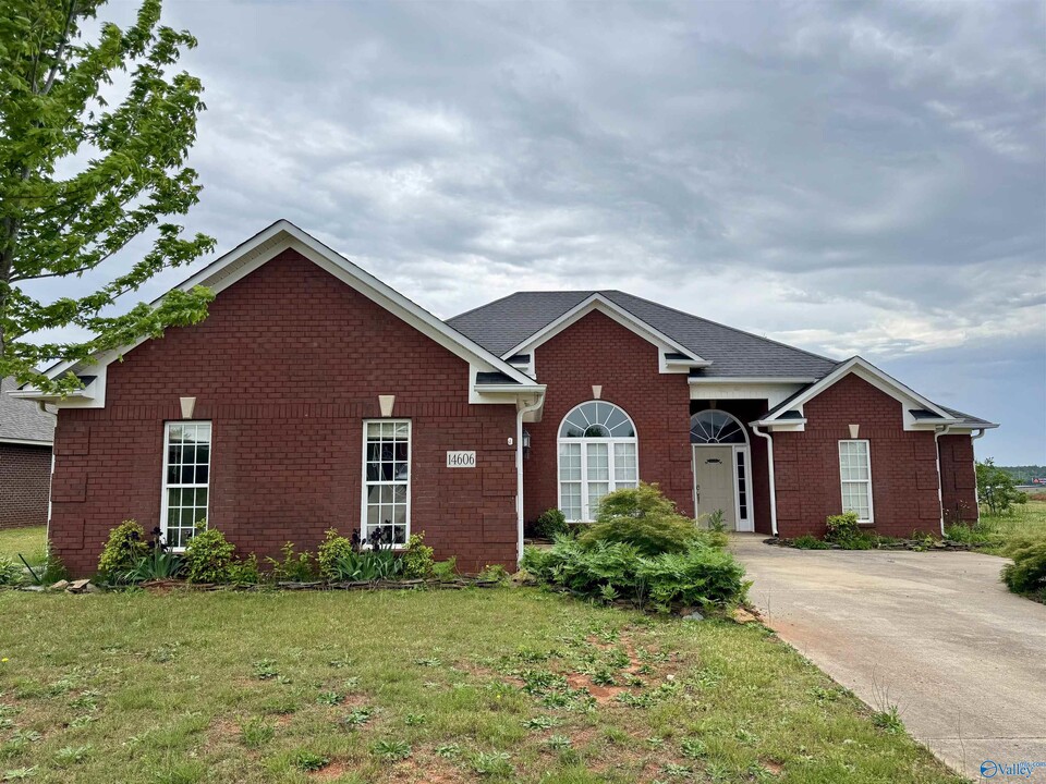 14606 Eva Cir in Athens, AL - Building Photo
