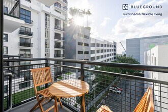 221 SW 12th St in Miami, FL - Foto de edificio - Building Photo