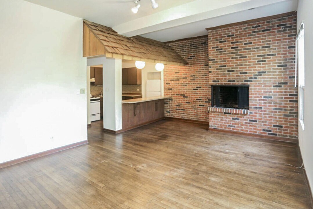 872 W Lill Ave, Unit B2 in Chicago, IL - Building Photo