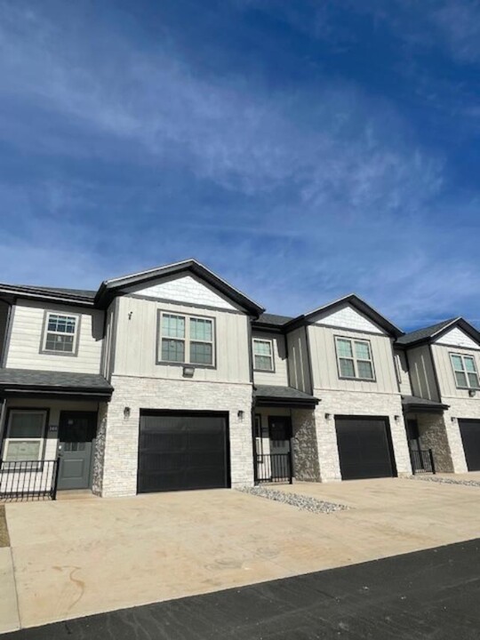 The Woods Townhomes in Springfield, MO - Building Photo