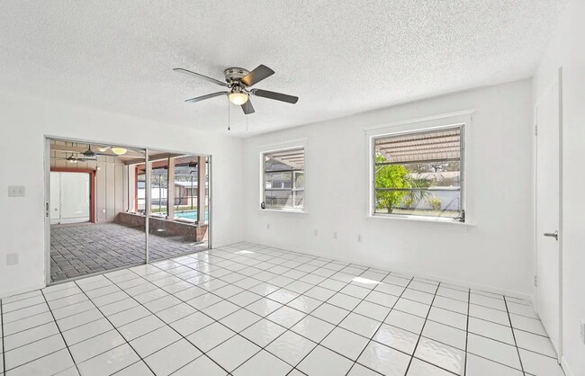 1550 Dorchester St in Port Charlotte, FL - Foto de edificio - Building Photo