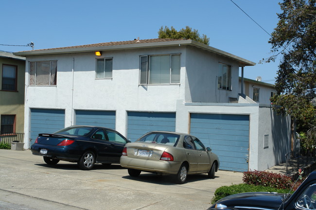 5825 Bayview Ave in Richmond, CA - Foto de edificio - Building Photo