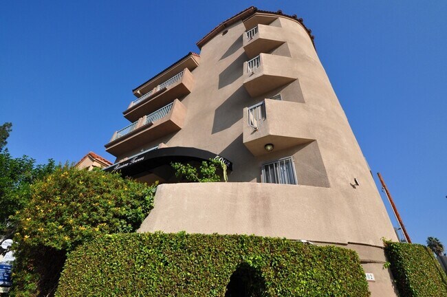 5002 Tujunga Ave, Unit 103 in Los Angeles, CA - Building Photo - Building Photo