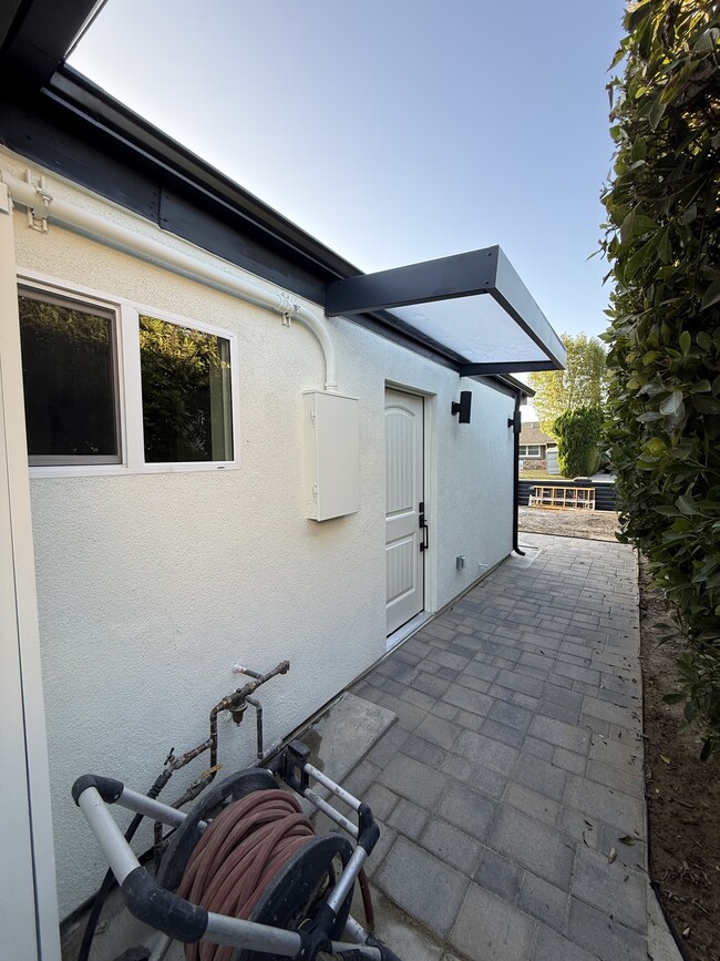 18633 Community St, Unit Junior ADU in Northridge, CA - Foto de edificio - Building Photo