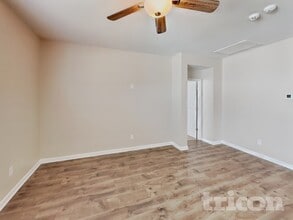 4050 Beach Wy, Unit 25.W.204 in White House, TN - Foto de edificio - Building Photo