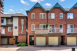 16 Beckington Private in Ottawa, ON - Building Photo