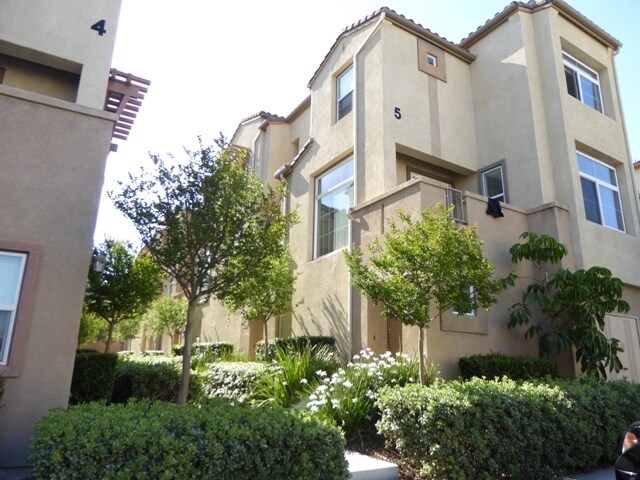 472 Almond Rd in San Marcos, CA - Building Photo