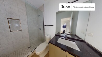 Private bedroom in 4 bed/3.5 bath Home in Chicago, IL - Building Photo - Building Photo