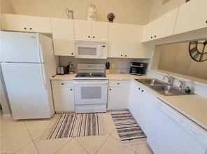 6655 Huntington Lakes Cir, Unit 202 in Naples, FL - Building Photo - Building Photo