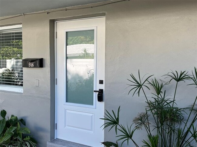 916 NW 26th St in Wilton Manors, FL - Building Photo - Building Photo
