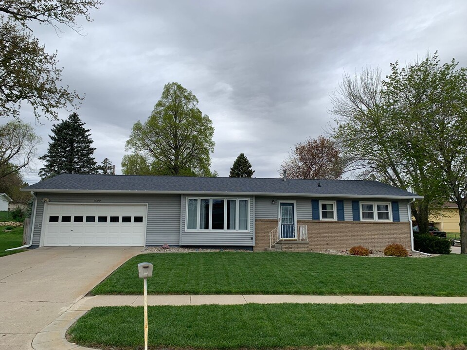 1600 Bel Air Rd in Norfolk, NE - Foto de edificio