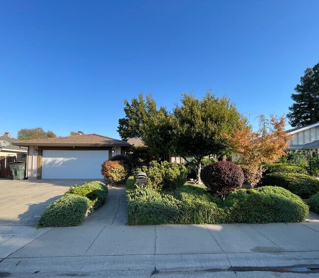 property at 2887 Camarillo Dr