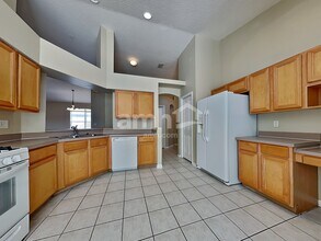 7029 Monarch Park Dr in Apollo Beach, FL - Building Photo - Building Photo