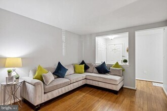 3412 Lakeside View Dr in Falls Church, VA - Building Photo - Building Photo