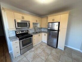 469 King St W in Hamilton, ON - Building Photo
