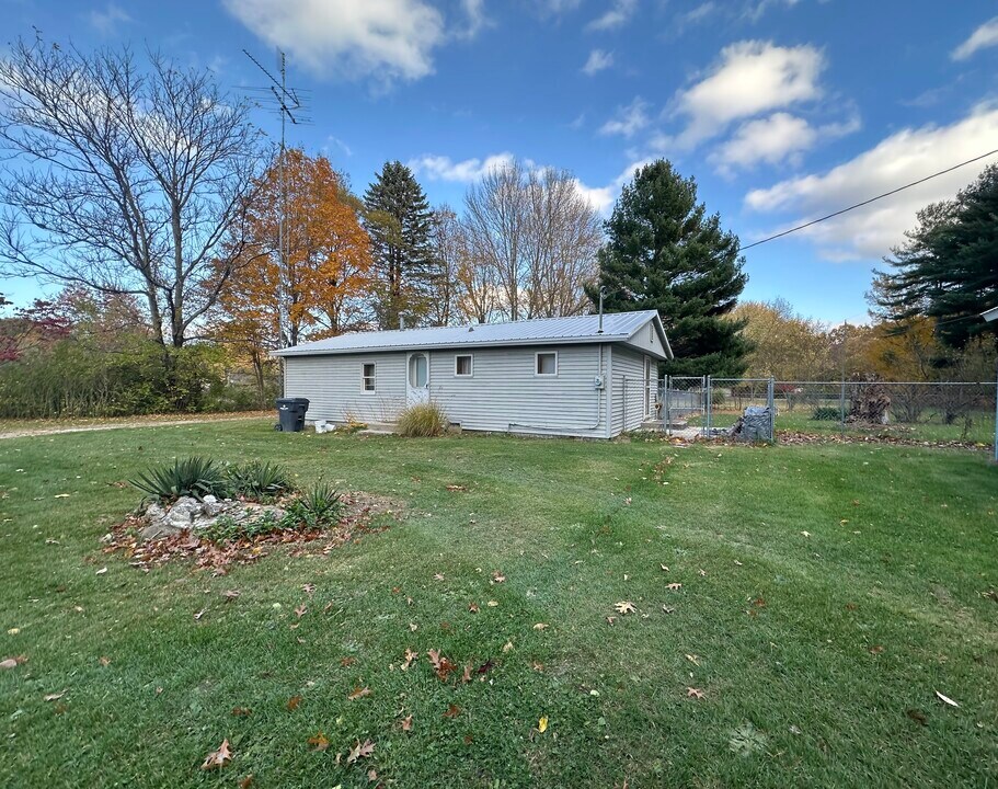 2738 Eaman Rd in Benton Harbor, MI - Building Photo