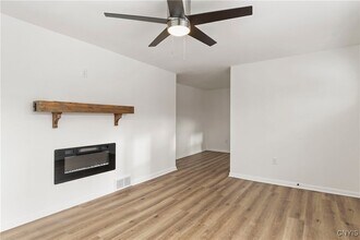 25 Mcpherson St in New York Mills, NY - Foto de edificio - Building Photo