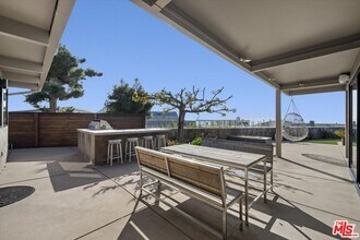 18131 Kingsport Dr in Malibu, CA - Building Photo - Building Photo