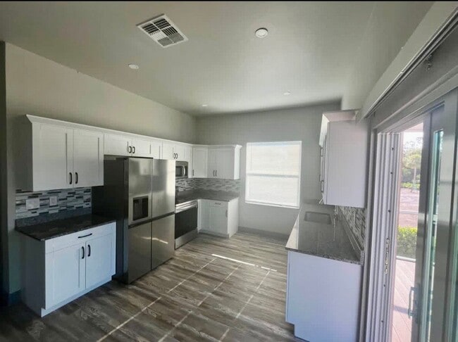 5593 Briarcliff Rd in Ft. Myers, FL - Foto de edificio - Building Photo