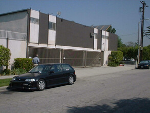 17801 Sherman Way, in Reseda, CA - Building Photo - Building Photo