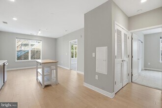 989 S Buchanan St, Unit 303 in Arlington, VA - Building Photo - Building Photo