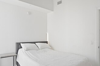 151 SE 1st St, Unit 411 in Miami, FL - Foto de edificio - Building Photo