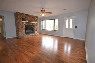 2323 W Ora Dr in Fayetteville, AR - Foto de edificio - Building Photo