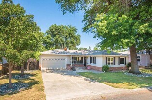 1015 Hillcrest Ave in Roseville, CA - Building Photo
