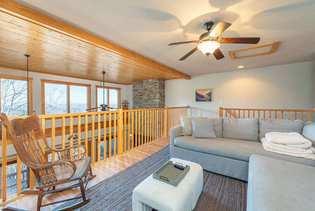 330 Vista Dr in Mars Hill, NC - Building Photo